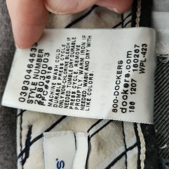 Dockers, Women's, Sz14 med favorite fit, 1 pocket in Front, 2 in Back - Picture 9 of 11